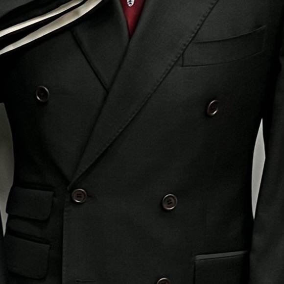 Navy double breasted super 150 cerruti wool suit-made in Italy
Peak lapel - Picture 3 of 3